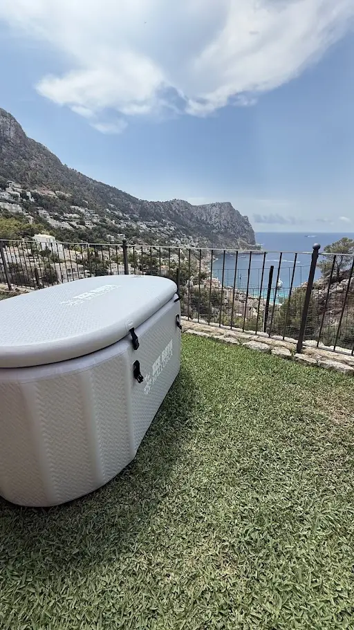 Ice Bath con Chiller en villa — bañera de terapia por frío premium