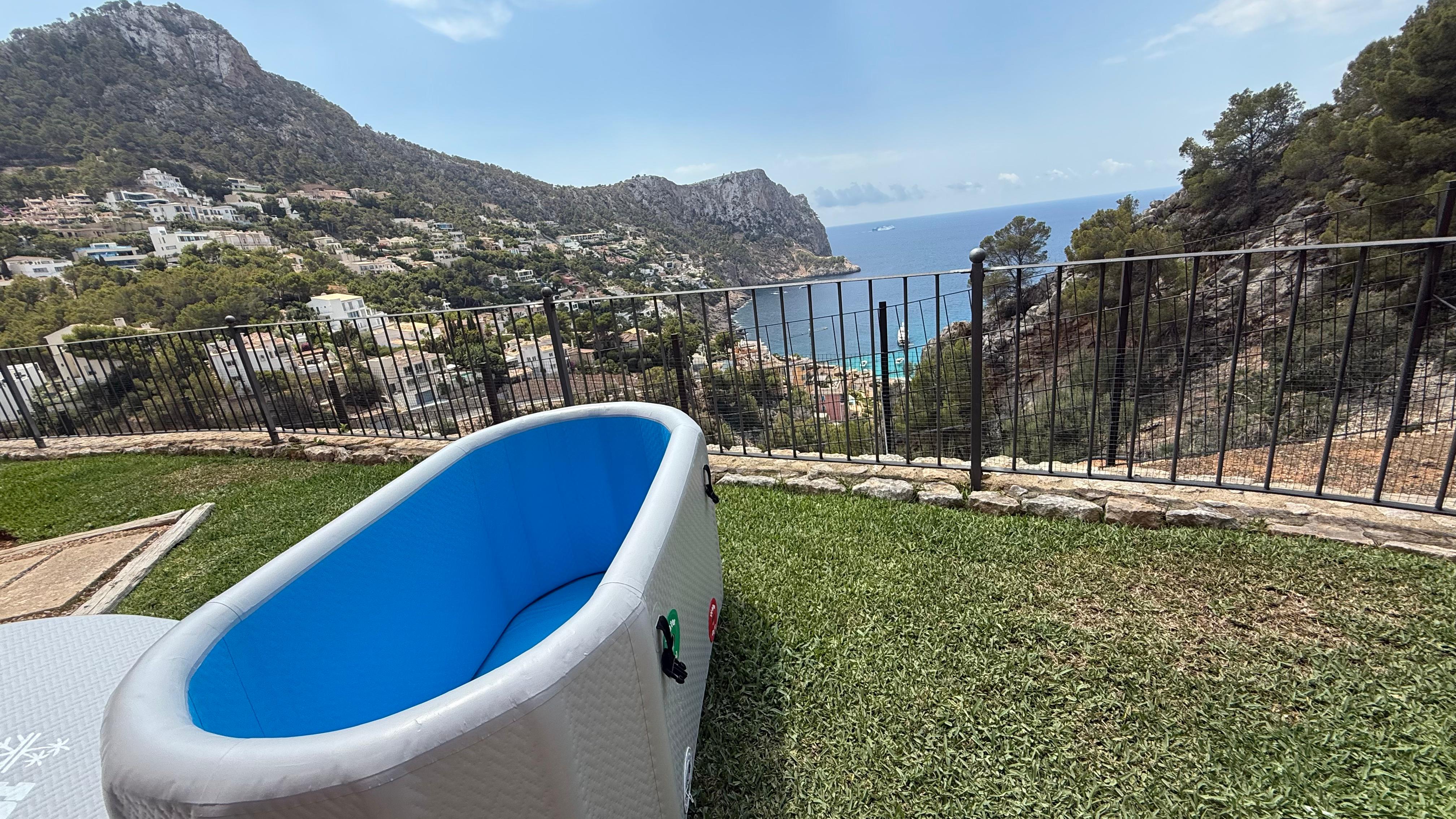 Ice Bath con Chiller en villa — bañera de terapia por frío premium