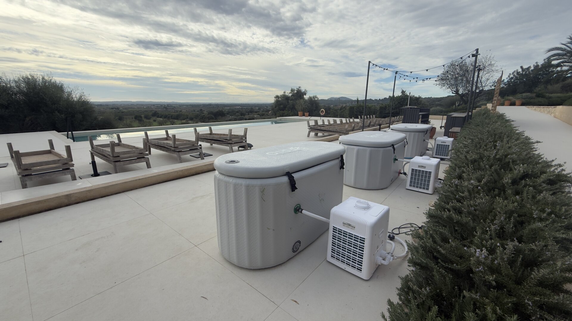 Múltiples ice baths con chillers junto a piscina infinity en Mallorca
