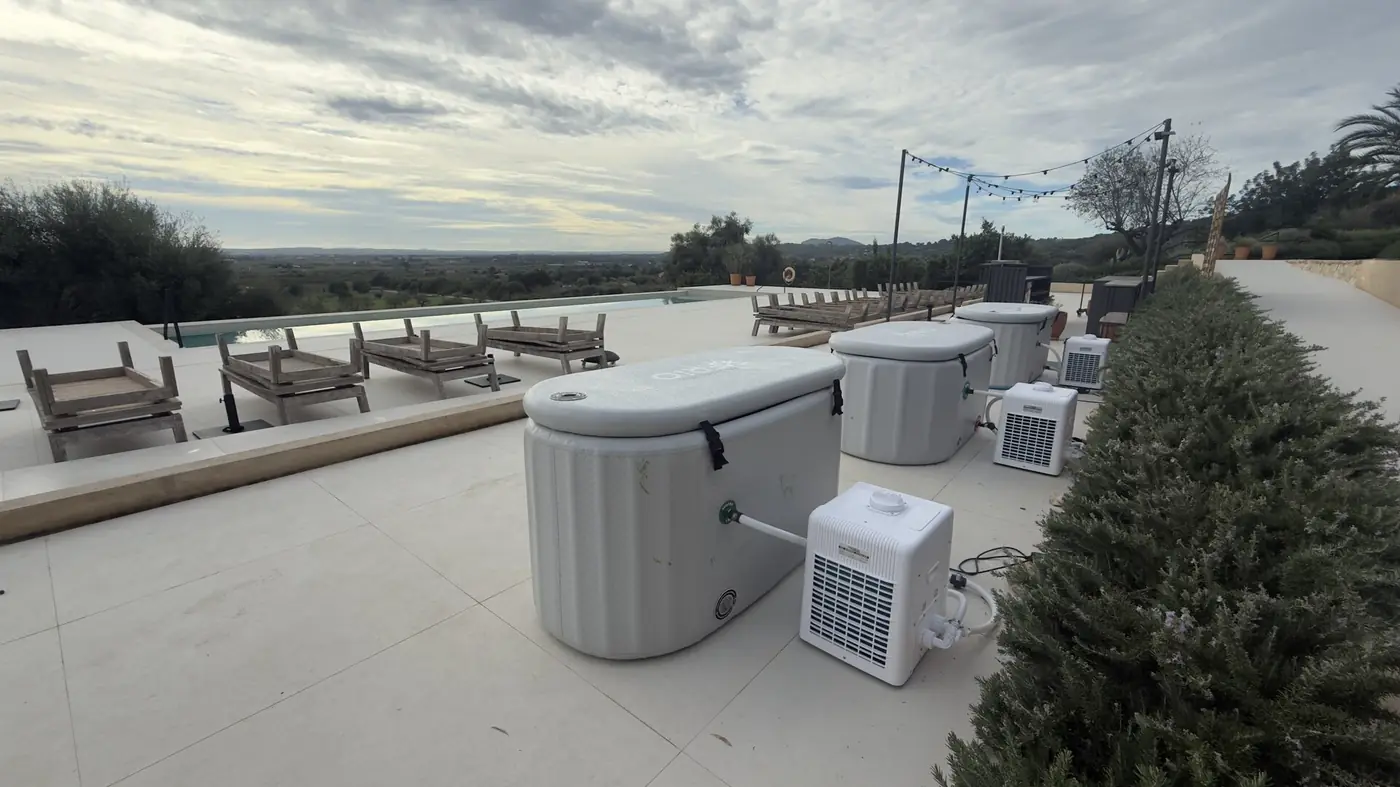 Múltiples ice baths con chillers junto a piscina infinity en Mallorca