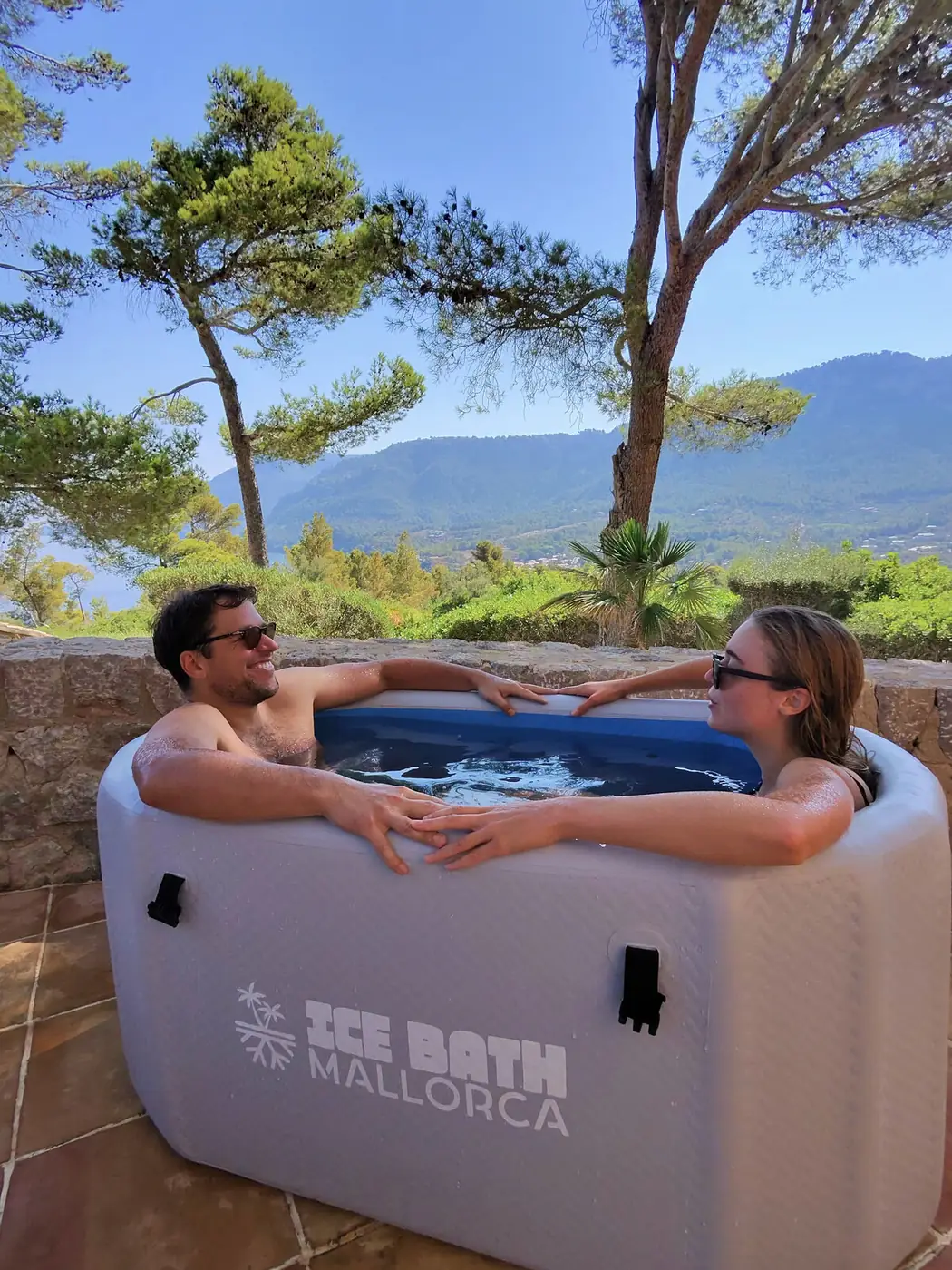 Pareja disfrutando un workshop de ice bath en Mallorca